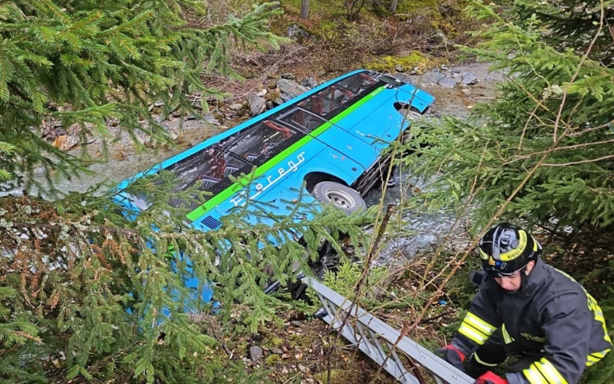 Valtellina, scuolabus esce di strada e finisce in un torrente: 5 feriti Valtellina, scuolabus esce di strada e finisce in un torrente: 5 feriti