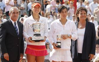 epa02766007 Na Li of China (2nd L) poses with her trophy with finalist Francesca Schiavone (2nd R), former Australian tennis star and winner of 1971 French Open, Evonne Goolagong (R) and French Tennis Federation president Jean Gachassin (R). Na Li beat Francesca Schiavone of Italy in straight sets in the final match for the French Open tennis tournament at Roland Garros in Paris, France, 04 June 2011.  EPA/GUILLAUME HORCAJUELO