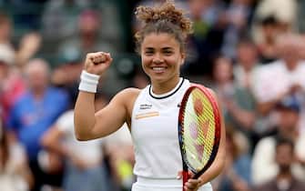 epa11459175 Jasmine Paolini of Italy celebrates after winning the Women's 3rd round match against Bianca Andreescu of Canada at the Wimbledon Championships, Wimbledon, Britain, 05 July 2024. Paolini won in two sets.  EPA/TIM IRELAND  EDITORIAL USE ONLY