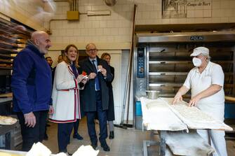 The president of the European Parliament, Roberta Metsola (C) accompanied by the mayor of Rome, Roberto Gualtieri (R), tastes pizza in the Campo de Fiori Oven, Campo de Fiori Square, Rome 17 February 2023.
ANSA/FABIO FRUSTACI