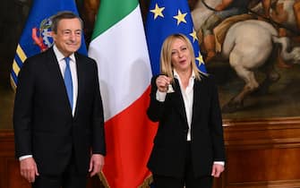 Il passaggio della campanella tra Giorgia Meloni e Mario Draghi