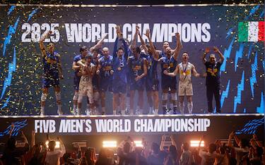PASAY, LUZON, PHILIPPINES - SEPTEMBER 28: Team Italy lifts the trophy after defeating Bulgaria at the Volleyball Men's World Championship Philippines Final game between Bulgaria and Italy at SM Mall of Asia Arena on September 28, 2025 in Pasay, Luzon, Philippines. (Photo by Mark Fredesjed Cristino/Getty Images)