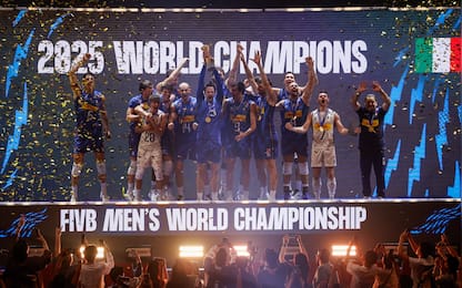PASAY, LUZON, PHILIPPINES - SEPTEMBER 28: Team Italy lifts the trophy after defeating Bulgaria at the Volleyball Men's World Championship Philippines Final game between Bulgaria and Italy at SM Mall of Asia Arena on September 28, 2025 in Pasay, Luzon, Philippines. (Photo by Mark Fredesjed Cristino/Getty Images)