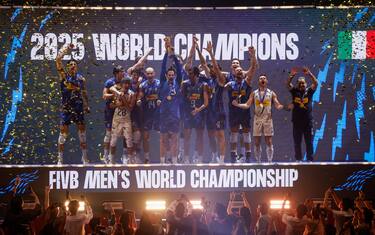 PASAY, LUZON, PHILIPPINES - SEPTEMBER 28: Team Italy lifts the trophy after defeating Bulgaria at the Volleyball Men's World Championship Philippines Final game between Bulgaria and Italy at SM Mall of Asia Arena on September 28, 2025 in Pasay, Luzon, Philippines. (Photo by Mark Fredesjed Cristino/Getty Images)