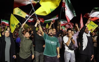 Festeggiamenti a Teheran TEHRAN, IRAN - JUNE 14: Iranians gather in Tehran's Enghelab Square to watch and celebrate the country's ballistic missile retaliation against Israel, following Israeli strikes on June 14, 2025. People waved Iranian, Palestinian, and Hezbollah flags and chanted slogans while thanking military officials during the large-scale rally. (Photo by Fatemeh Bahrami/Anadolu via Getty Images)
