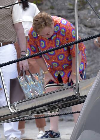 Elton John con il marito David Furnish e i loro figli a Portofin