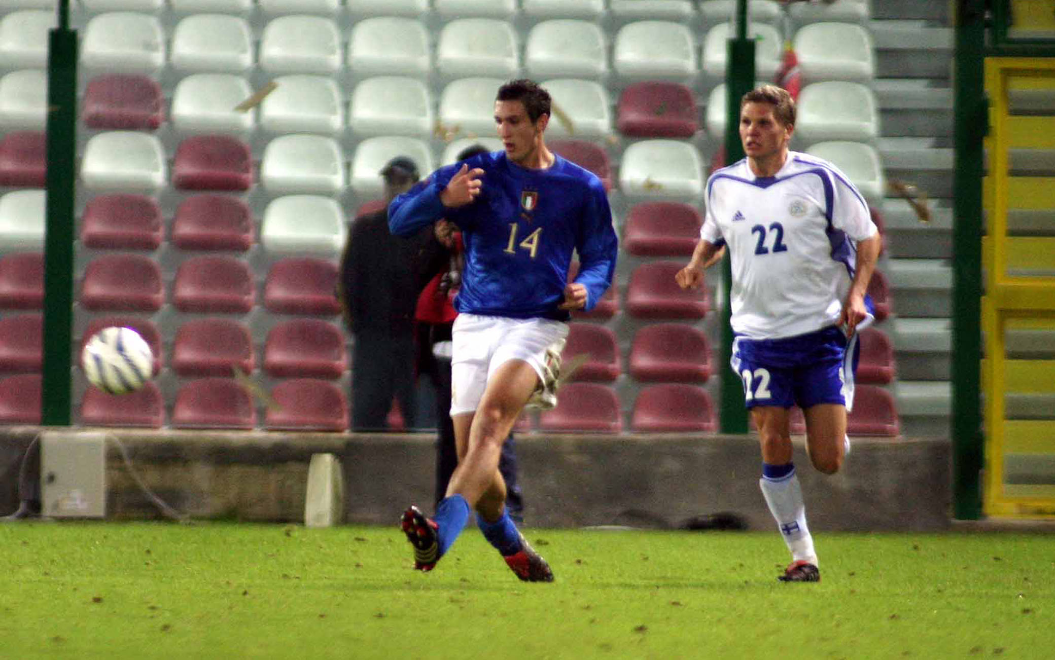 Francesco Saya/LaPresse
Sport Calcio 17-11-2004
amichevole Italia Finlandia Messina ( stadio San Filippo )
nella foto CHIELLINI RESPINGE L'INSIDIA AVVERSARIA.