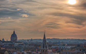 ROME, ITALY - JANUARY 16: A smog emergency, Rome seen from Pincio terrace in Villa Borghese, the smog is evident on January 16, 2020 in Rome, Italy. Due to the persistence of high levels of PM10 pollution, detected by the urban monitoring network, and the forecast of continuing criticality, the limitation to private vehicular traffic in the "Fascia Verde" L.T.Z. for all diesel vehicles from "Euro 3" to "Euro 6" has been set for tomorrow, January 17. (Photo by Stefano Montesi - Corbis/ Getty Images)