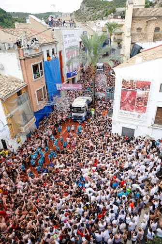 epa10828461 A general view shows the crowd during La Tomatina, a traditional and world-wide known tomato fight festival, in Bunol, Valencia province, eastern Spain, 30 August 2023. As every year on the last Wednesday of August, thousands of people visit the small village of Bunol to attend the Tomatina, a battle in which tons of ripe tomatoes are used to throw at each other.  EPA/MIGUEL ANGEL POLO