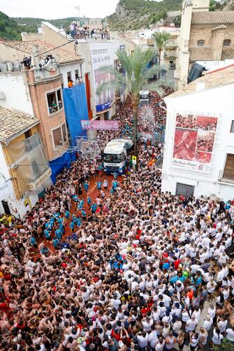 epa10828461 A general view shows the crowd during La Tomatina, a traditional and world-wide known tomato fight festival, in Bunol, Valencia province, eastern Spain, 30 August 2023. As every year on the last Wednesday of August, thousands of people visit the small village of Bunol to attend the Tomatina, a battle in which tons of ripe tomatoes are used to throw at each other.  EPA/MIGUEL ANGEL POLO