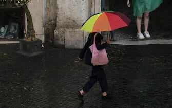 una donna con l'ombrello