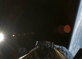 Lanciato il telescopio spaziale Euclid, il 'detective' dell'Agenzia Spaziale Europea che indagherà i misteri della materia e dell'energia oscure che occupano il 95% dell'universo. Il lancio è avvenuto da Cape Canaveral con un razzo Falcon 9 della compagnia SpaceX. Nella missione, che durerà sei anni, l'Italia gioca un ruolo da protagonista attraverso l'Agenzia Spaziale Italiana, l'Istituto Nazionale di Astrofisica e l'Istituto Nazionale di Fisica Nucleare, oltre che numerose università e imprese. A circa 40 minuti dal lancio Euclid si separerà dal lanciatore.
ANSA/ESA +++ ANSA PROVIDES ACCESS TO THIS HANDOUT PHOTO TO BE USED SOLELY TO ILLUSTRATE NEWS REPORTING OR COMMENTARY ON THE FACTS OR EVENTS DEPICTED IN THIS IMAGE; NO ARCHIVING; NO LICENSING +++ NPK +++