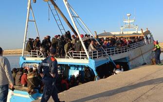 Il barcone con 450 migranti scortato dalla Guardia di Finanza e dalla Capitaneria di Porto entra l porto di Pozzallo, 17 maggio 2022. ANSA/ GABRIELE GIANNONE