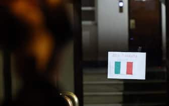 Il cartello per Cecilia Sala 'Bentornata Cecilia', e sotto disegnata la bandiera dell'Italia. Questo il piccolo cartello di benvenuto affisso dall'interno, da un bambino, nel palazzo di Cecilia Sala a Roma, 08 gennaio 2025.
ANSA/FABIO FRUSTACI