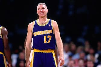 OAKLAND, CA - 1996: Chris Mullin #17 of the Golden State Warriors smiles circa 1996 at the Oakland-Alameda County Coliseum Arena  in Oakland, California. NOTE TO USER: User expressly acknowledges and agrees that, by downloading and or using this photograph, User is consenting to the terms and conditions of the Getty Images License Agreement. Mandatory Copyright Notice: Copyright 1996 NBAE (Photo by Brad Mangin/NBAE via Getty Images)