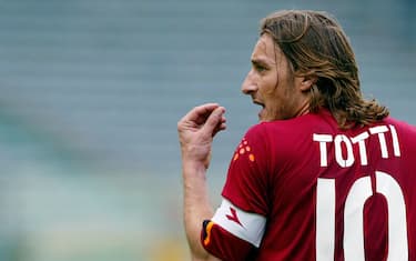 10 giugno 2004: Totti spaventa la Roma: “Mai dire mai”