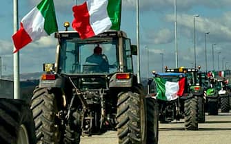 La protesta di agricoltori e imprenditori agricoli dell'Irpinia che, contestando le politiche agricole dell'Ue , hanno portato in corteo oltre cento trattori che si sono concentrati nell'area industriale di Flumeri, 29 gennaio 2024.
ANSA