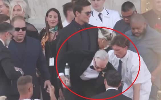 Matrimonio Bezos Sanchez, lo stilista Tommy Hilfiger rischia di cadere dalla barca. VIDEO Matrimonio Bezos Sanchez, lo stilista Tommy Hilfiger rischia di cadere dalla barca. VIDEO