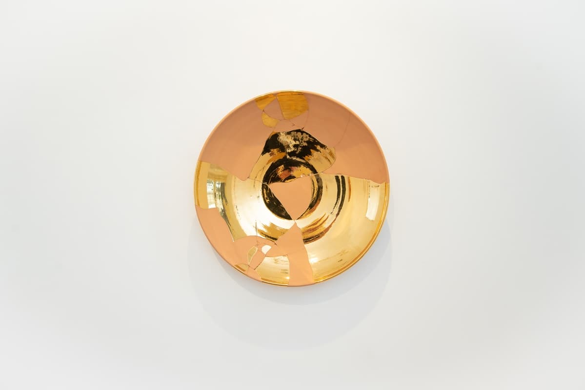 Ritrovarsi-piatti-2020-ceramica-e-oro-zecchino-diametro-79-x-15-cm.-Courtesy-the-artist-and-GALLERIA-CONTINUA-Photo-by-Giovanni-De-Angelis-.jpg