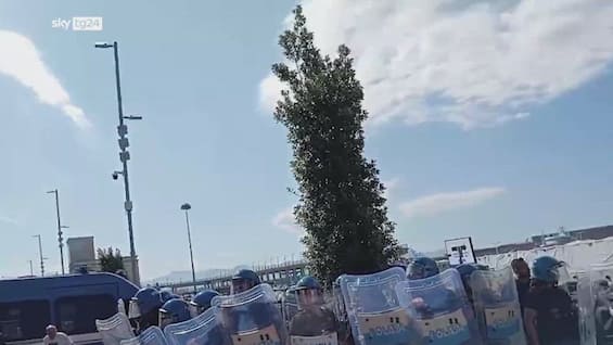 Napoli, protesta Movimento disoccupati: scontri con polizia Napoli, protesta Movimento disoccupati: scontri con polizia