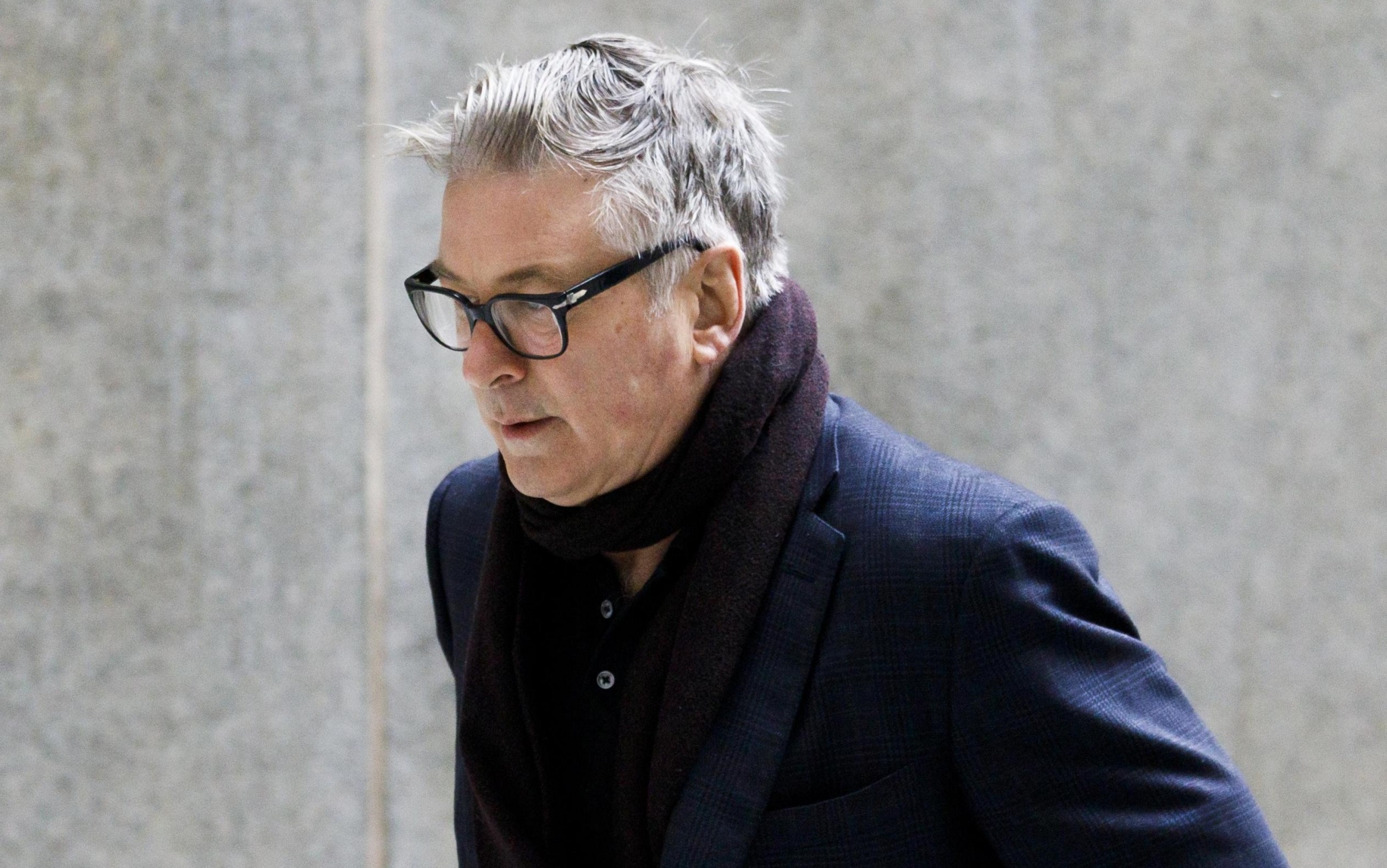 Alec Baldwin cammina