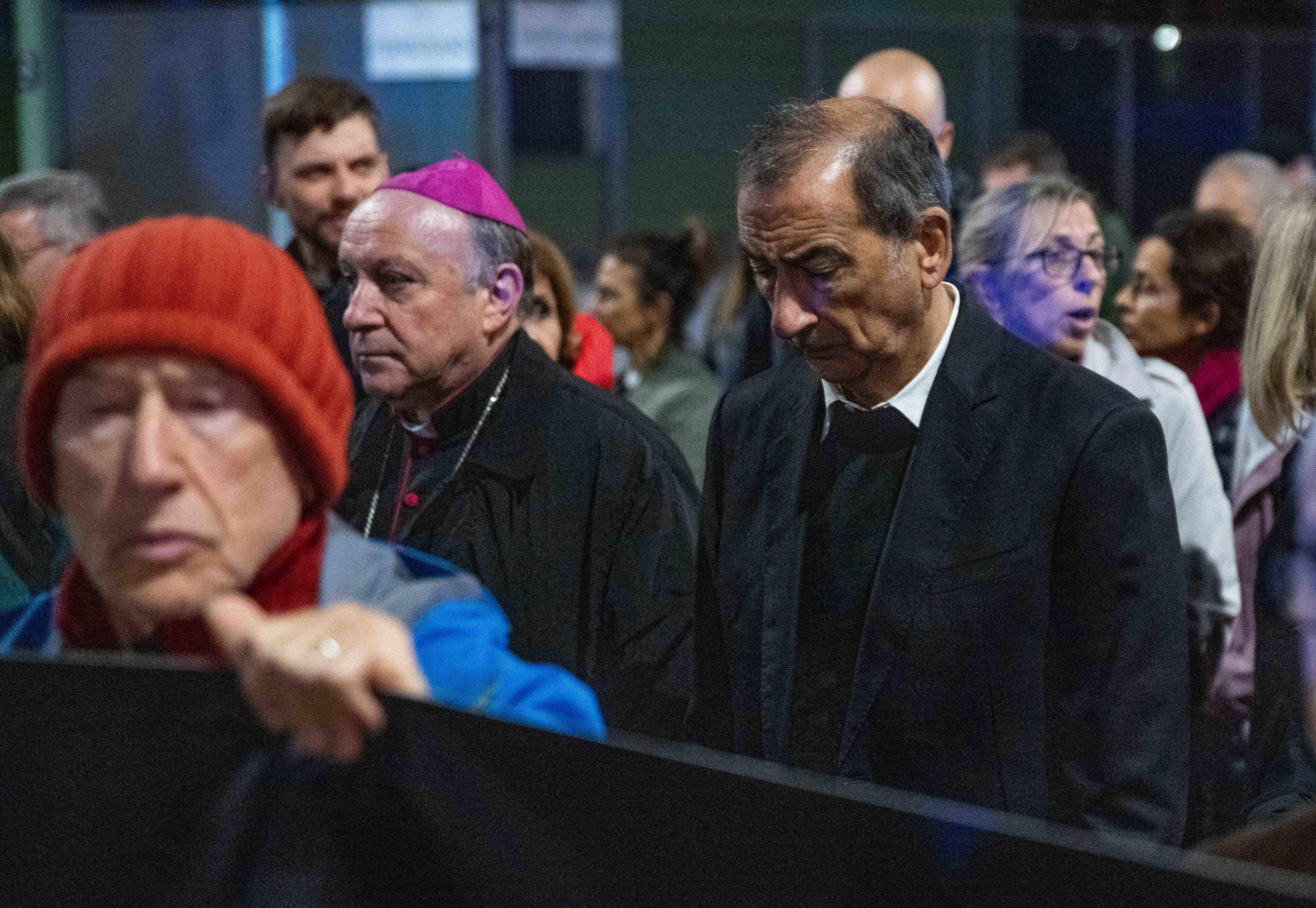 A Bruzzano, periferia di Milano, una camminata silenziosa in memoria di Luciana Ronchi, la 62enne uccisa a coltellate dall'ex compagno, Milano, 23 Ottobre 2025. Tra i presenti, il sindaco di Milano Giuseppe Sala e monsignor Giuseppe Vegezzi, ANSA/Andrea Fasani