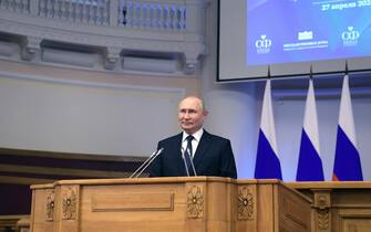 epa09912451 Russian President Vladimir Putin addresses a meeting of the Council of Legislators under the Russian Federal Assembly at the Tauride Palace in St. Petersburg, Russia, 27 April 2022.  EPA/ALEXEI DANICHEV / KREMLIN POOL / SPUTNIK