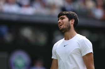 epa10749603 Carlos Alcaraz of Spain reacts during the Men's Singles final match against Novak Djokovic of Serbia at the Wimbledon Championships, Wimbledon, Britain, 16 July 2023.  EPA/NEIL HALL   EDITORIAL USE ONLY