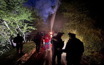 Soccorritori al lavoro nei pressi del luogo della caduta della funivia del Monte Faito che ha provocato quattro vittime e un ferito che versa in condizioni critiche, 17 aprile 2025. ANSA/CESARE ABBATE