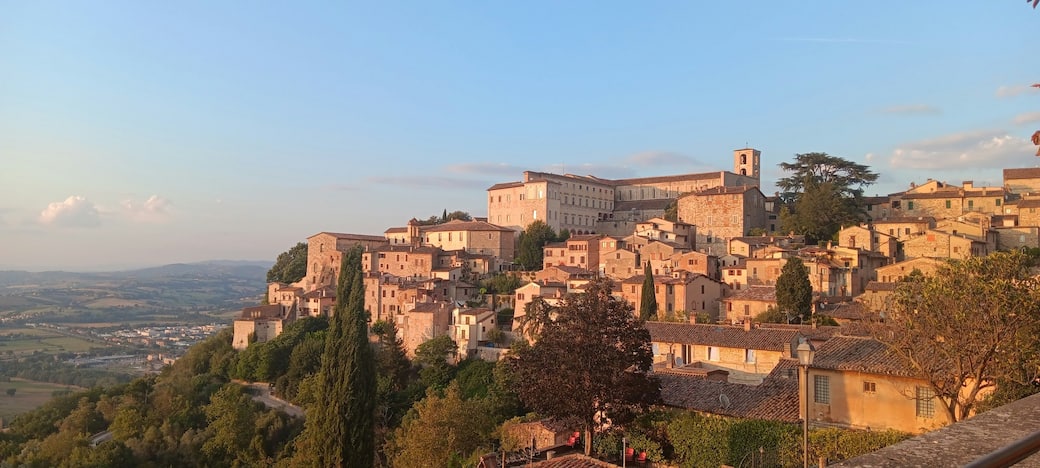 Todi._Foto_di_Eddie_Echevarria_su_Unsplash.jpg