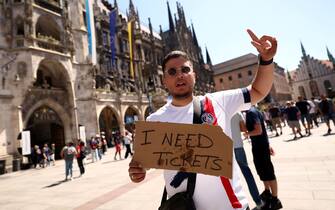 A fan of Paris Saint-Germain looking for tickets is pictured in the streets of Munich, southern Germany, prior to the UEFA Champions League final football match between Inter Milan and Paris Saint-Germain (PSG) in  on May 31, 2025. (Photo by FRANCK FIFE / AFP)