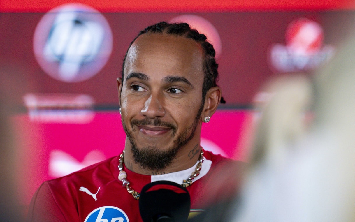 https://static.sky.it/editorialimages/dde2f148615a1eb9ed754b63bddb77a853c5c8ea/skysport/it/motori/formula-1/video/2025/09/18/f1-hamilton-ferrari-gp-baku-intervista-video-1036949/IPA_hamilton_ferrari.jpg?im=Resize,width=1218