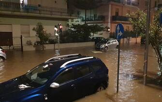 Auto bloccata nell'acqua