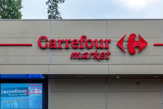 BRUSSELS, BELGIUM - MAY 11: The logo of the major supermarket chain Carrefour is seen in one of its shopping facilities in the center of the commune of Uccle on May 11, 2023 in Brussels, Belgium. Carrefour's group turnover grew by over 12% in the first quarter of 2023, reaching 22 billion euros. All countries saw an increase in sales. Carrefour recorded comparable turnover growth of 7.1% in its French home market, 8.8% in the rest of Europe and even 26% in South America according to the company's recently published results. (Photo by Omar Havana/Getty Images)
