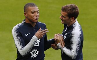 epa07006065 French national soccer team player Kylian Mbappe (L) and Antoine Griezmann (R) attend a training session at the Stade de France in Saint-Denis, near Paris, France, 08 September 2018. The Netherlands will face France in their UEFA Nations League match on 09 September 2018.  EPA/IAN LANGSDON