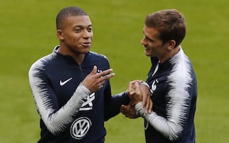epa07006065 French national soccer team player Kylian Mbappe (L) and Antoine Griezmann (R) attend a training session at the Stade de France in Saint-Denis, near Paris, France, 08 September 2018. The Netherlands will face France in their UEFA Nations League match on 09 September 2018.  EPA/IAN LANGSDON