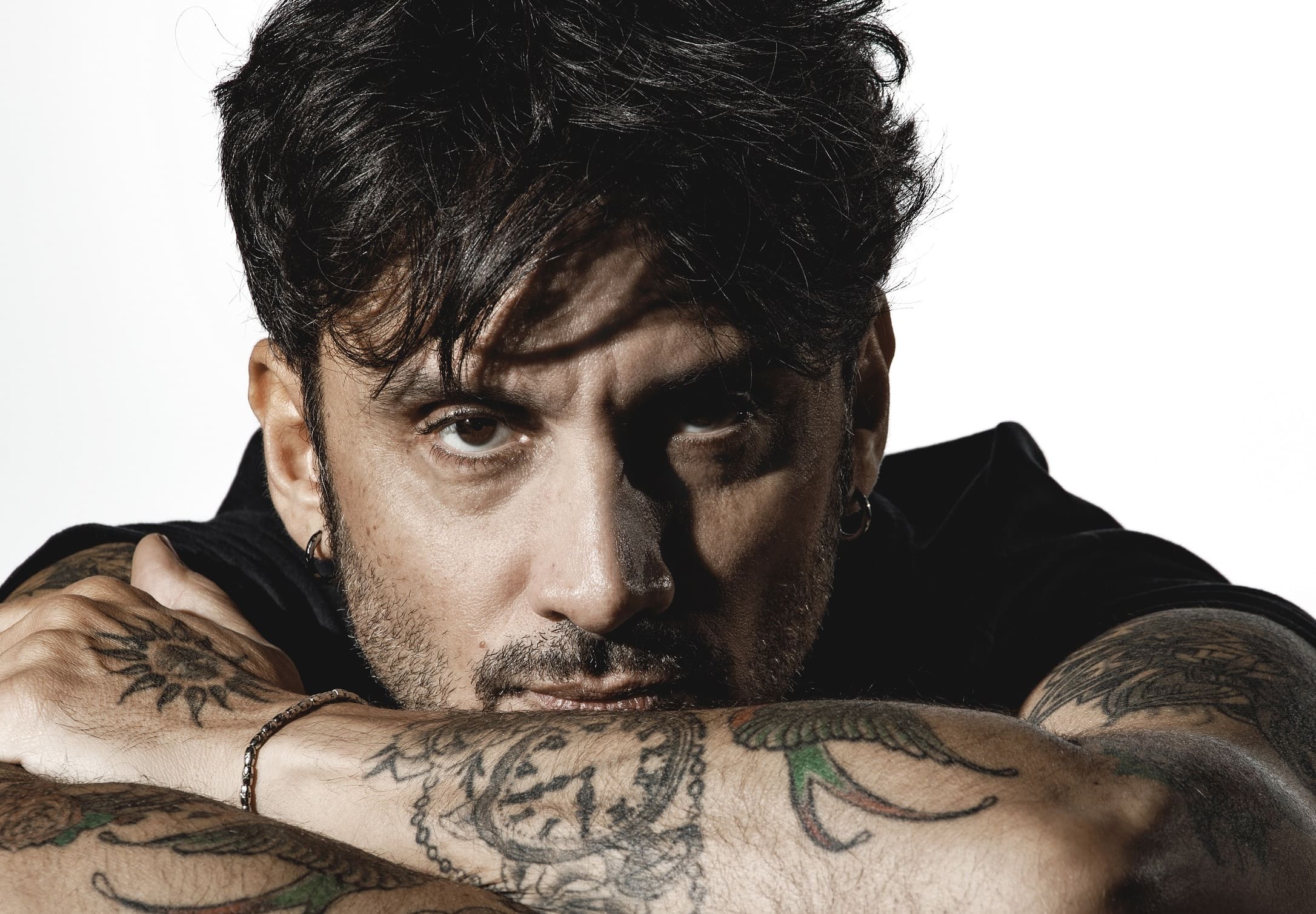 Sanremo 2022, Fabrizio Moro rende speciale il buongiorno con Sei Tu /  L'intervista di Sky TG24