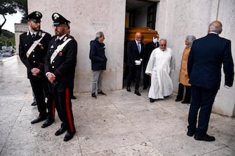 L'arrivo del feretro in chiesa durante i funerali di Alessandro Parini, l'italiano rimasto ucciso a Tel Aviv, nella Basilica dei Santi Pietro e Paolo a Roma, 13 aprile 2023. ANSA/RICCARDO ANTIMIANI