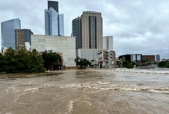 epa11467496 A view of the tributary the Buffalo Bayou flooded by heavy rain from Hurricane Beryl in Houston, Texas, USA, 08 July 2024. The storm, which already caused widespread damage last week in the Caribbean, was downgraded to a tropical storm as it passed over the Gulf of Mexico before regaining strength into a hurricane.  EPA/CARLOS RAMIREZ