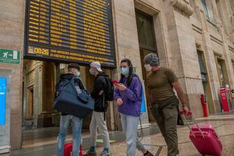 Milano. Stazione Centrale riapertura delle Regioni partenze in treno Fase 3