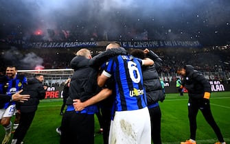 MILAN, ITALY - APRIL 22: Players of Inter celebrate after winning the Serie A Team Title after the Serie A TIM match between AC Milan and FC Internazionale at Stadio Giuseppe Meazza on April 22, 2024 in Milan, Italy. (Photo by Mattia Ozbot - Inter/Inter via Getty Images)