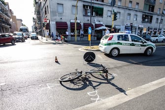 Il punto in cui unn uomo che si trovava in sella alla sua bicicletta è stato investito, in viale Monza, Milano. 26 giugno 2023. ANSA/DAVIDE CANELLA