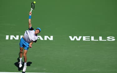 INDIAN WELLS, CALIFORNIA - MARCH 08: Jannik Sinner of Italy serves to Thanasi Kokkinakis of Australia during the BNP Paribas Open at Indian Wells Tennis Garden on March 08, 2024 in Indian Wells, California. (Photo by Joe Scarnici/Getty Images)