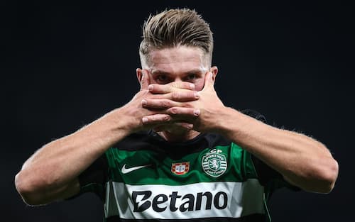 epa11610527 Sporting player Viktor Gyokeres celebrates after scoring the 1-0 goal during the UEFA Champions League match between Sporting Cp and LOSC Lille held at Alvalade Stadium, in Lisbon, Portugal, 17 September 2024.  EPA/RODRIGO ANTUNES