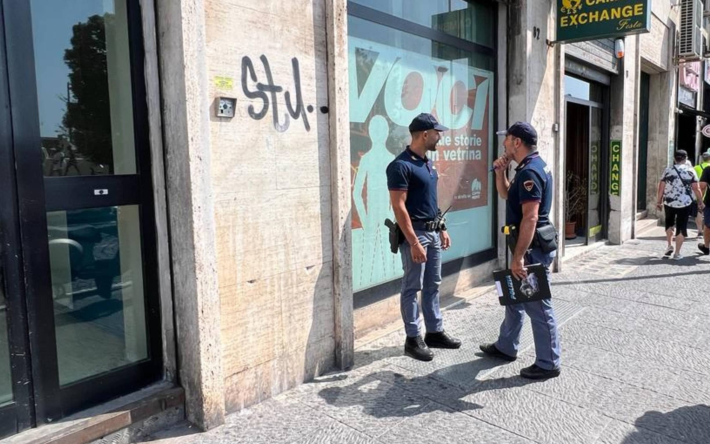 Agenti della Polizia durante il sopralluogo nella zona in cui a Piazza Municipio un giovane di 24 anni, Giovanni
Battista Cutolo, è stato ucciso a colpi di pistola all'alba, Napoli, 31 Agosto 2023. ANSA