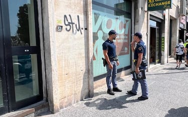 Agenti della Polizia durante il sopralluogo nella zona in cui a Piazza Municipio un giovane di 24 anni, Giovanni
Battista Cutolo, è stato ucciso a colpi di pistola all'alba, Napoli, 31 Agosto 2023. ANSA