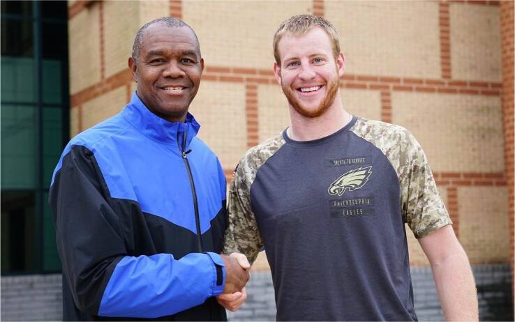 Randall Cunningham e Carson Wentz (da philadelphiaeagles.com)