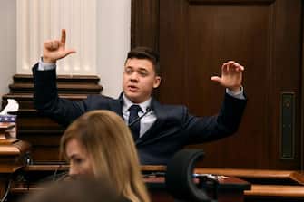 “Not guilty” - È il verdetto emesso dalla giuria nei confronti di Kyle Rittenhouse, 18 anni, il giovane accusato di aver ucciso con un fucile d'assalto due persone e di averne ferita una terza durante le proteste razziali dello scorso anno a Kenosha, Wisconsin