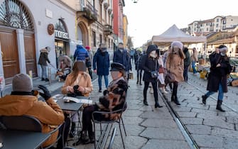 Milano, folla sul naviglio e in Darsena con molta gente seduta ai tavoli dei locali all aperto in un sabato pomeriggio di sole ma dal freddo pungente (Milano - 2021-02-13, Massimo Alberico) p.s. la foto e' utilizzabile nel rispetto del contesto in cui e' stata scattata, e senza intento diffamatorio del decoro delle persone rappresentate