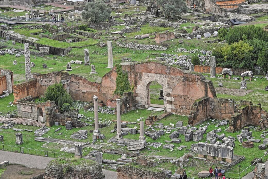 Resti_della_basilica_Emilia_II_secolo_a.C._Roma_Foro_Romano.jpg